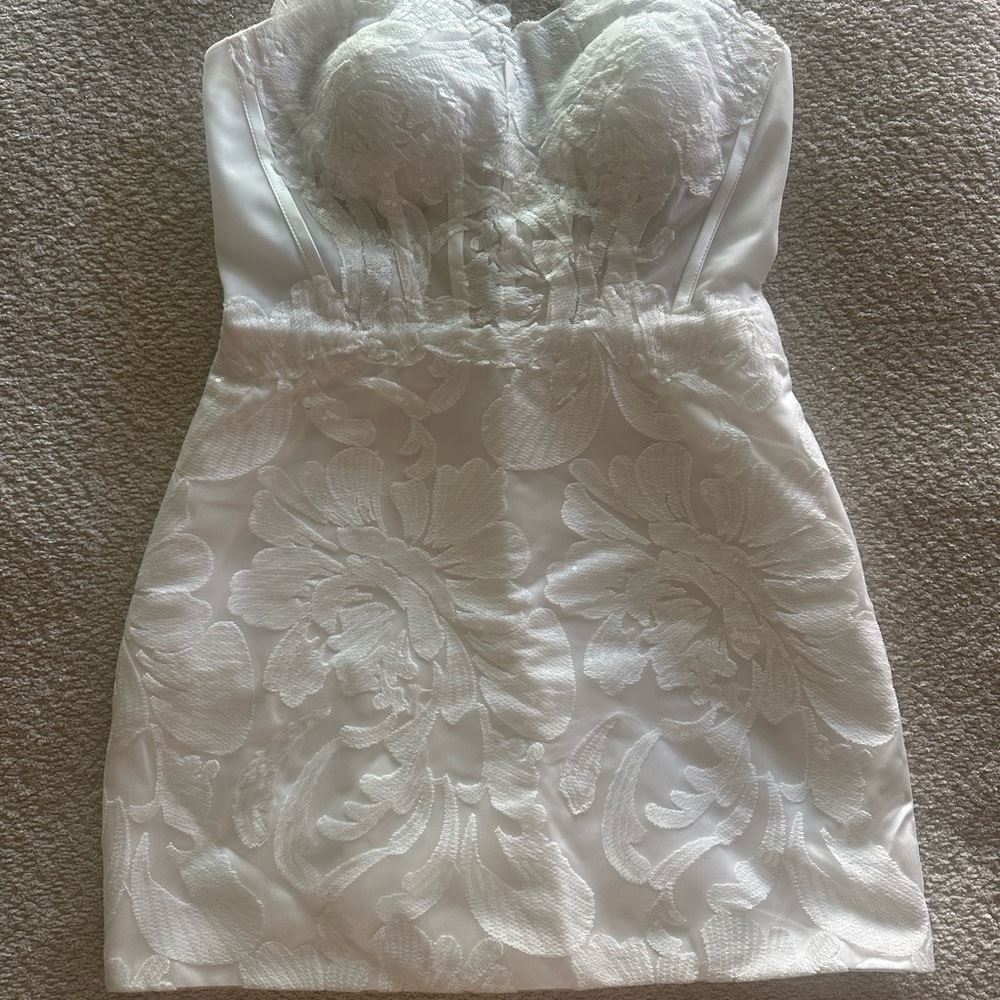 Elegant White Strapless Dress